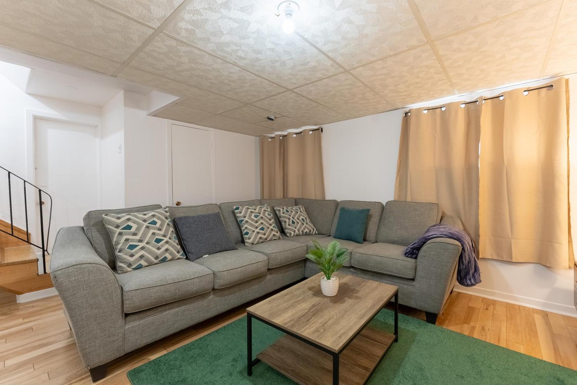 Comfortable Spacious House With Parking Brossard Dış mekan fotoğraf